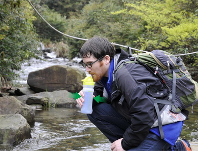 康米爾Diercon戶外濾水瓶擠壓瓶體飲水圖